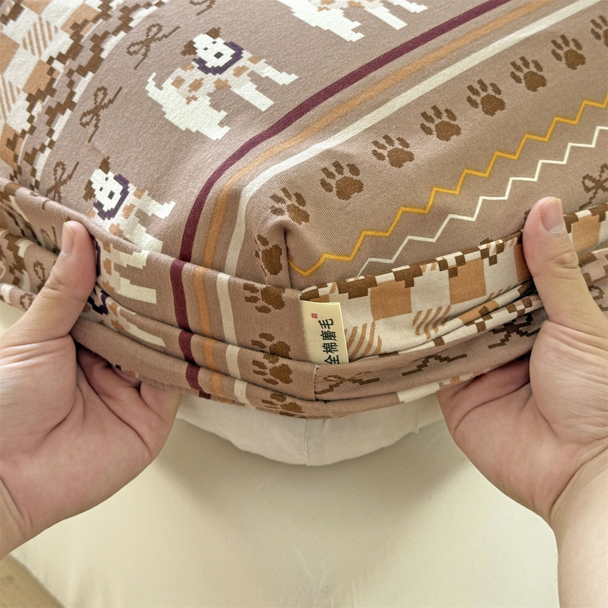 91家纺网 家纺一手货源 找家纺 名兮家居 2025新款亲肤舒适全棉纯棉磨毛印花床笠单床笠单品床笠单件床笠 蝴蝶结小狗-咖