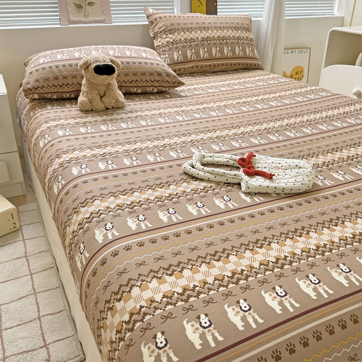 91家纺网 家纺一手货源 找家纺 名兮家居 2025新款亲肤舒适全棉纯棉磨毛印花床笠单床笠单品床笠单件床笠 蝴蝶结小狗-咖