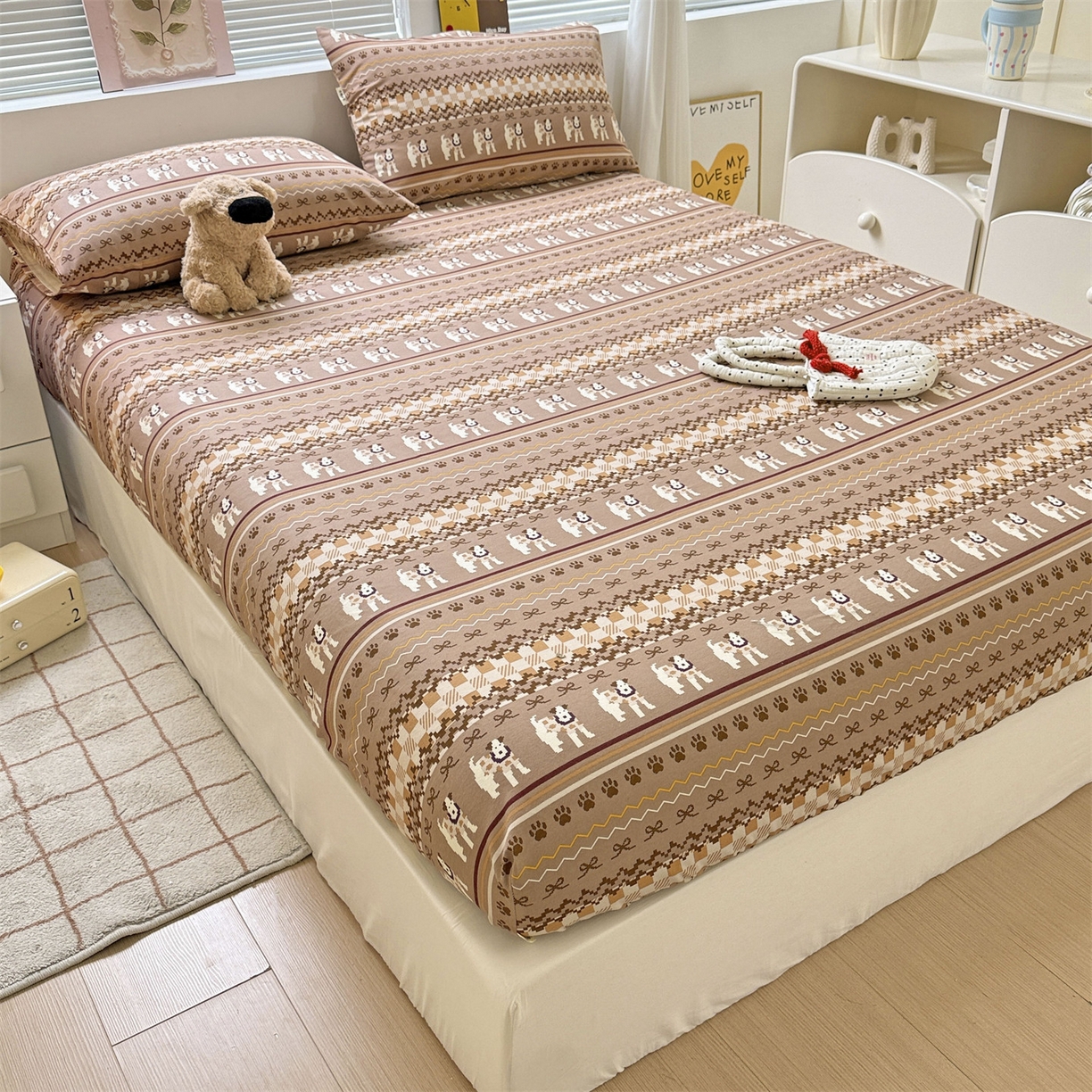 91家纺网 家纺一手货源 找家纺 名兮家居 2025新款亲肤舒适全棉纯棉磨毛印花床笠单床笠单品床笠单件床笠 蝴蝶结小狗-咖