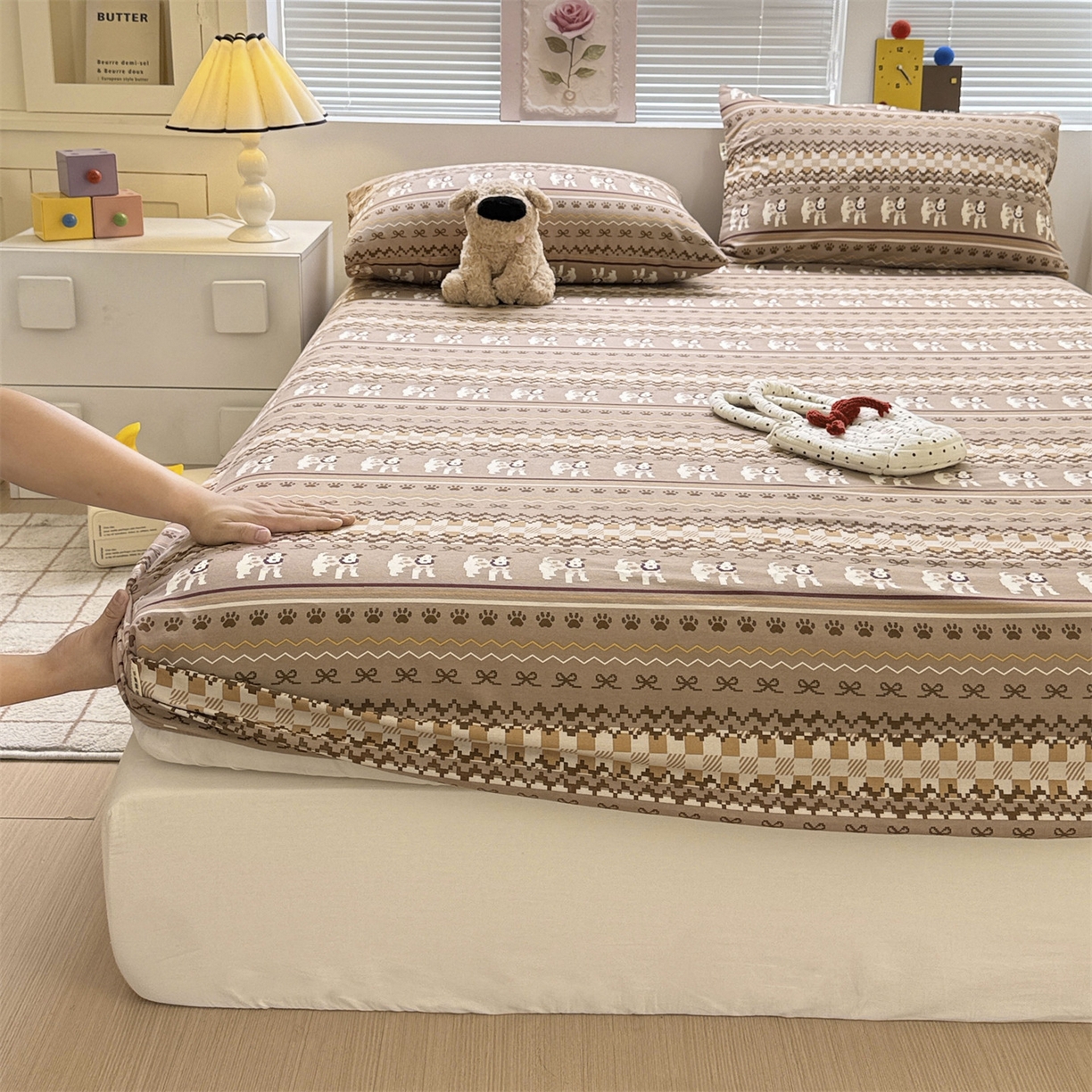 91家纺网 家纺一手货源 找家纺 名兮家居 2025新款亲肤舒适全棉纯棉磨毛印花床笠单床笠单品床笠单件床笠 蝴蝶结小狗-咖