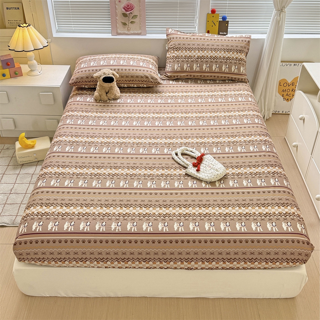 91家纺网 家纺一手货源 找家纺 名兮家居 2025新款亲肤舒适全棉纯棉磨毛印花床笠单床笠单品床笠单件床笠 蝴蝶结小狗-咖