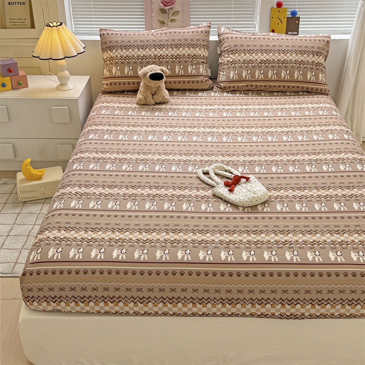 91家纺网 家纺一手货源 找家纺 名兮家居 2025新款亲肤舒适全棉纯棉磨毛印花床笠单床笠单品床笠单件床笠 蝴蝶结小狗-咖