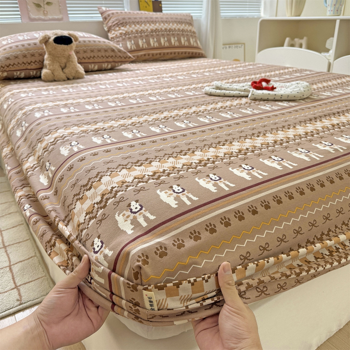 91家纺网 家纺一手货源 找家纺 名兮家居 2025新款亲肤舒适全棉纯棉磨毛印花床笠单床笠单品床笠单件床笠 蝴蝶结小狗-咖