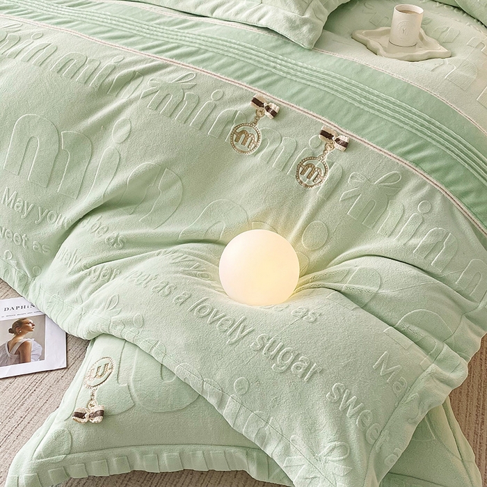 91家纺网 家纺一手货源 找家纺 （总）居易简 2025新款法式轻奢全消光牛奶绒雕花打裥刺绣贴布绣MIU四件套-缪斯（带包装）