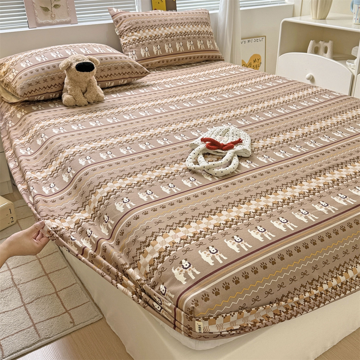 91家纺网 家纺一手货源 找家纺 名兮家居 2025新款亲肤舒适全棉纯棉磨毛印花床笠单床笠单品床笠单件床笠 蝴蝶结小狗-咖