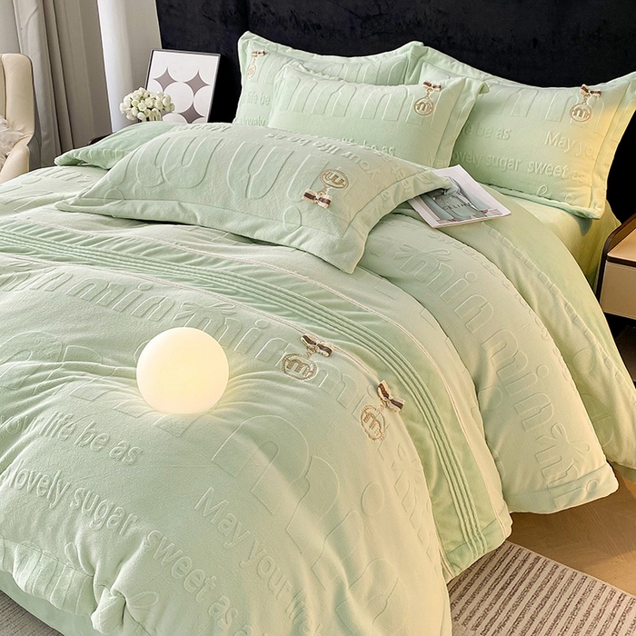 91家纺网 家纺一手货源 找家纺 （总）居易简 2025新款法式轻奢全消光牛奶绒雕花打裥刺绣贴布绣MIU四件套-缪斯（带包装）