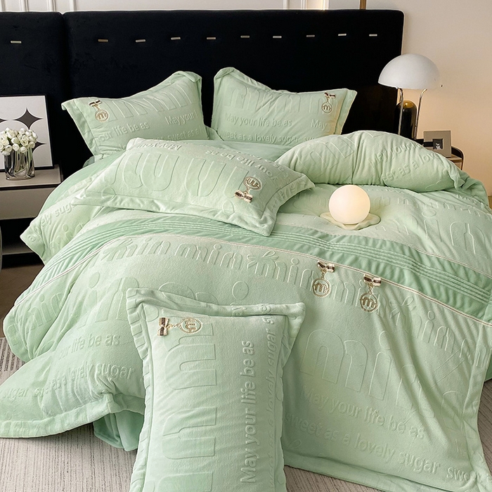 91家纺网 家纺一手货源 找家纺 （总）居易简 2025新款法式轻奢全消光牛奶绒雕花打裥刺绣贴布绣MIU四件套-缪斯（带包装）