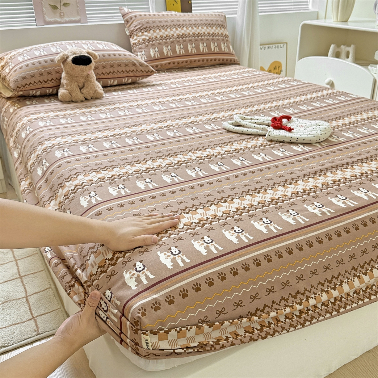 91家纺网 家纺一手货源 找家纺 名兮家居 2025新款亲肤舒适全棉纯棉磨毛印花床笠单床笠单品床笠单件床笠 蝴蝶结小狗-咖