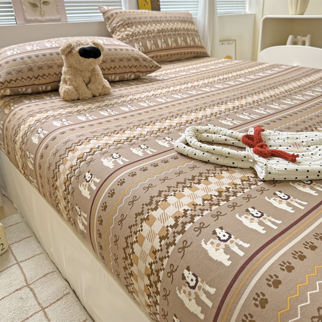 91家纺网 家纺一手货源 找家纺 名兮家居 2025新款亲肤舒适全棉纯棉磨毛印花床笠单床笠单品床笠单件床笠 蝴蝶结小狗-咖