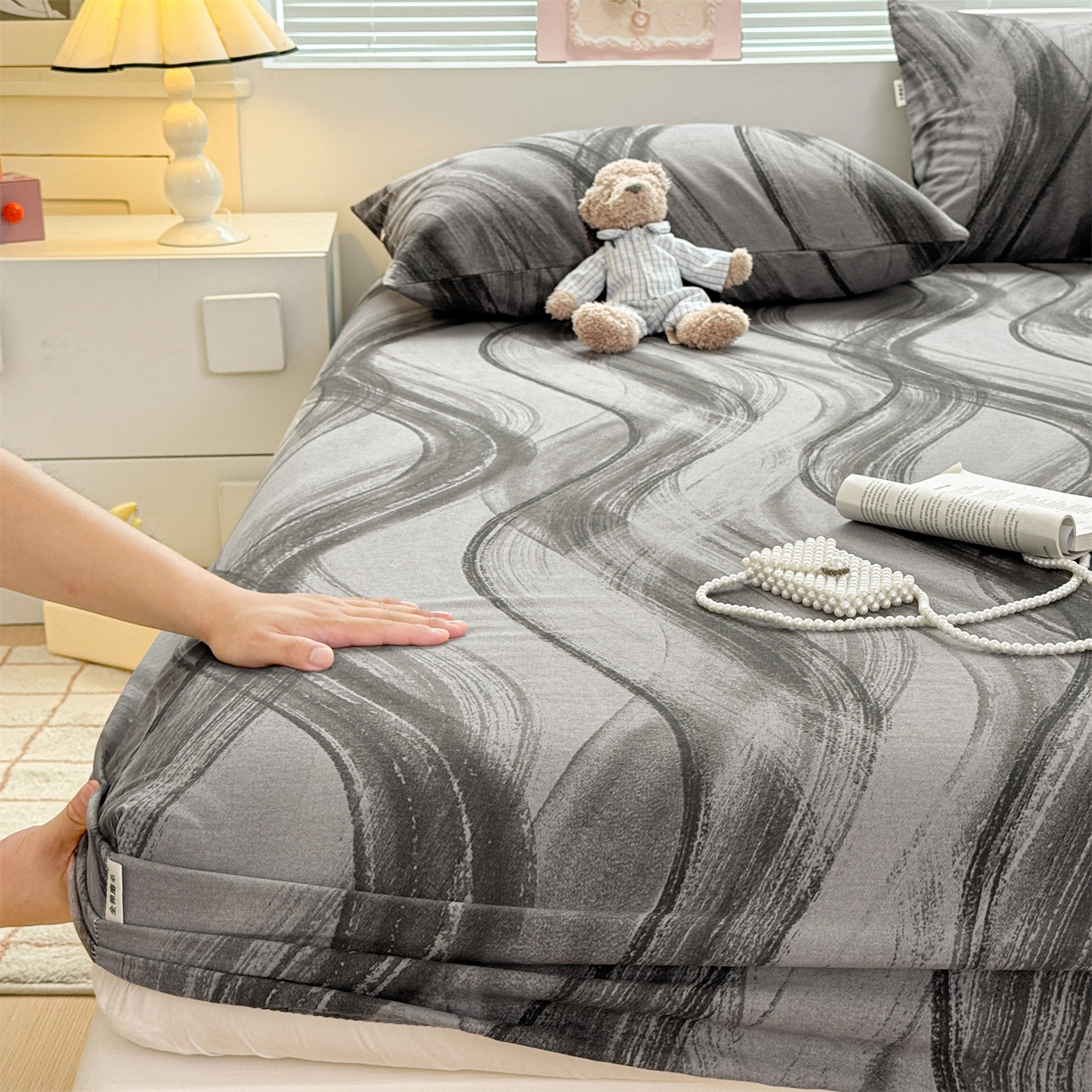 91家纺网 家纺一手货源 找家纺 名兮家居 2025新款亲肤舒适全棉纯棉磨毛印花床笠单床笠单品床笠单件床笠 律动