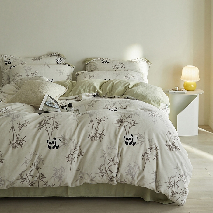 91家纺网 家纺一手货源 找家纺 千朵森 2025新款网红印花牛奶绒四件套-熊猫系列-风格一 熊猫-子初