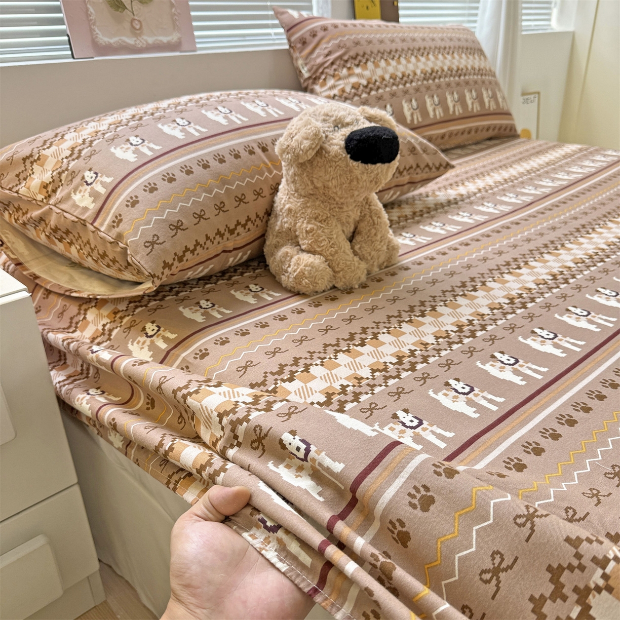 91家纺网 家纺一手货源 找家纺 名兮家居 2025新款亲肤舒适全棉纯棉磨毛印花床笠单床笠单品床笠单件床笠 蝴蝶结小狗-咖