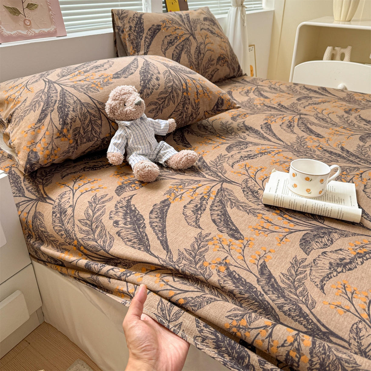 91家纺网 家纺一手货源 找家纺 名兮家居 2025新款亲肤舒适全棉纯棉磨毛印花床笠单床笠单品床笠单件床笠 繁叶流金-咖