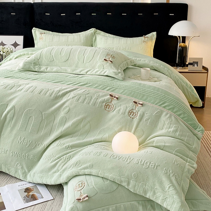 91家纺网 家纺一手货源 找家纺 居易简 2025新款法式轻奢全消光牛奶绒雕花打裥刺绣贴布绣MIU四件套-缪斯（带包装） 缪斯-薄荷绿