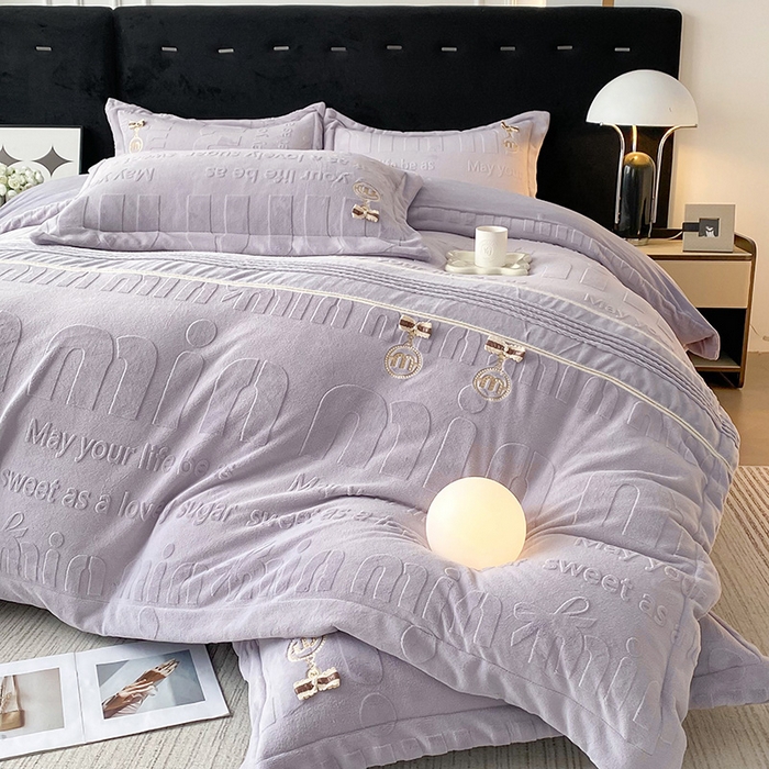 91家纺网 家纺一手货源 找家纺 居易简 2025新款法式轻奢全消光牛奶绒雕花打裥刺绣贴布绣MIU四件套-缪斯（带包装） 缪斯-静谧紫