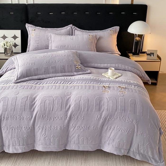 91家纺网 家纺一手货源 找家纺 居易简 2025新款法式轻奢全消光牛奶绒雕花打裥刺绣贴布绣MIU四件套-缪斯（带包装） 缪斯-静谧紫