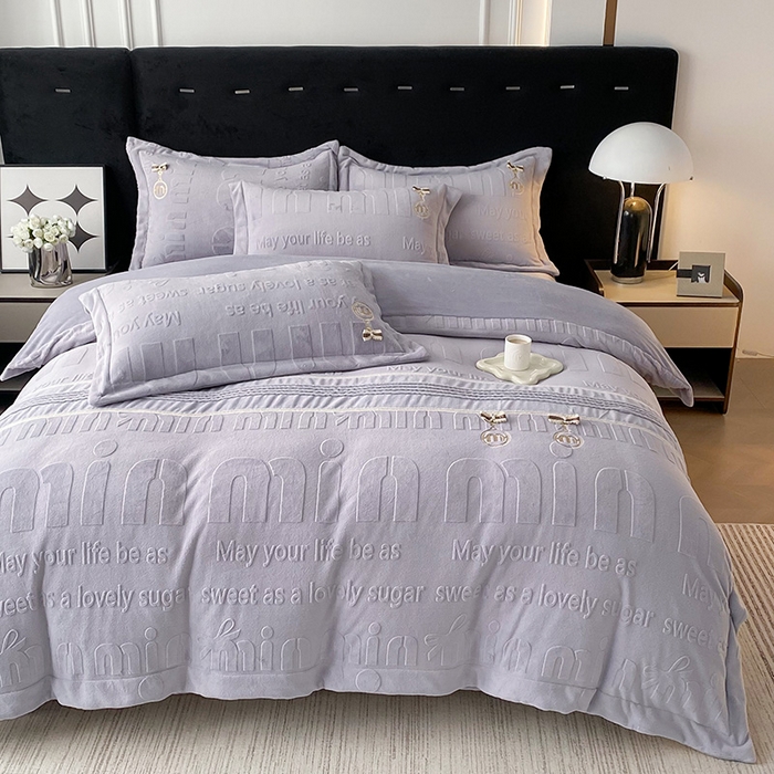 91家纺网 家纺一手货源 找家纺 居易简 2025新款法式轻奢全消光牛奶绒雕花打裥刺绣贴布绣MIU四件套-缪斯（带包装） 缪斯-静谧紫