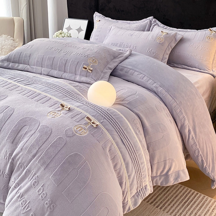 91家纺网 家纺一手货源 找家纺 居易简 2025新款法式轻奢全消光牛奶绒雕花打裥刺绣贴布绣MIU四件套-缪斯（带包装） 缪斯-静谧紫