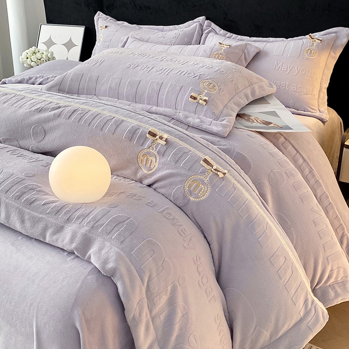 91家纺网 家纺一手货源 找家纺 居易简 2025新款法式轻奢全消光牛奶绒雕花打裥刺绣贴布绣MIU四件套-缪斯（带包装） 缪斯-静谧紫