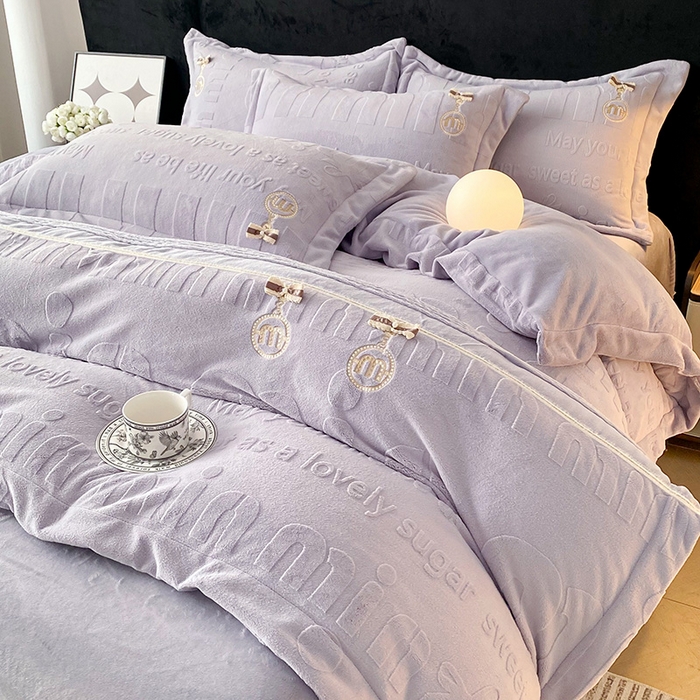 91家纺网 家纺一手货源 找家纺 居易简 2025新款法式轻奢全消光牛奶绒雕花打裥刺绣贴布绣MIU四件套-缪斯（带包装） 缪斯-静谧紫