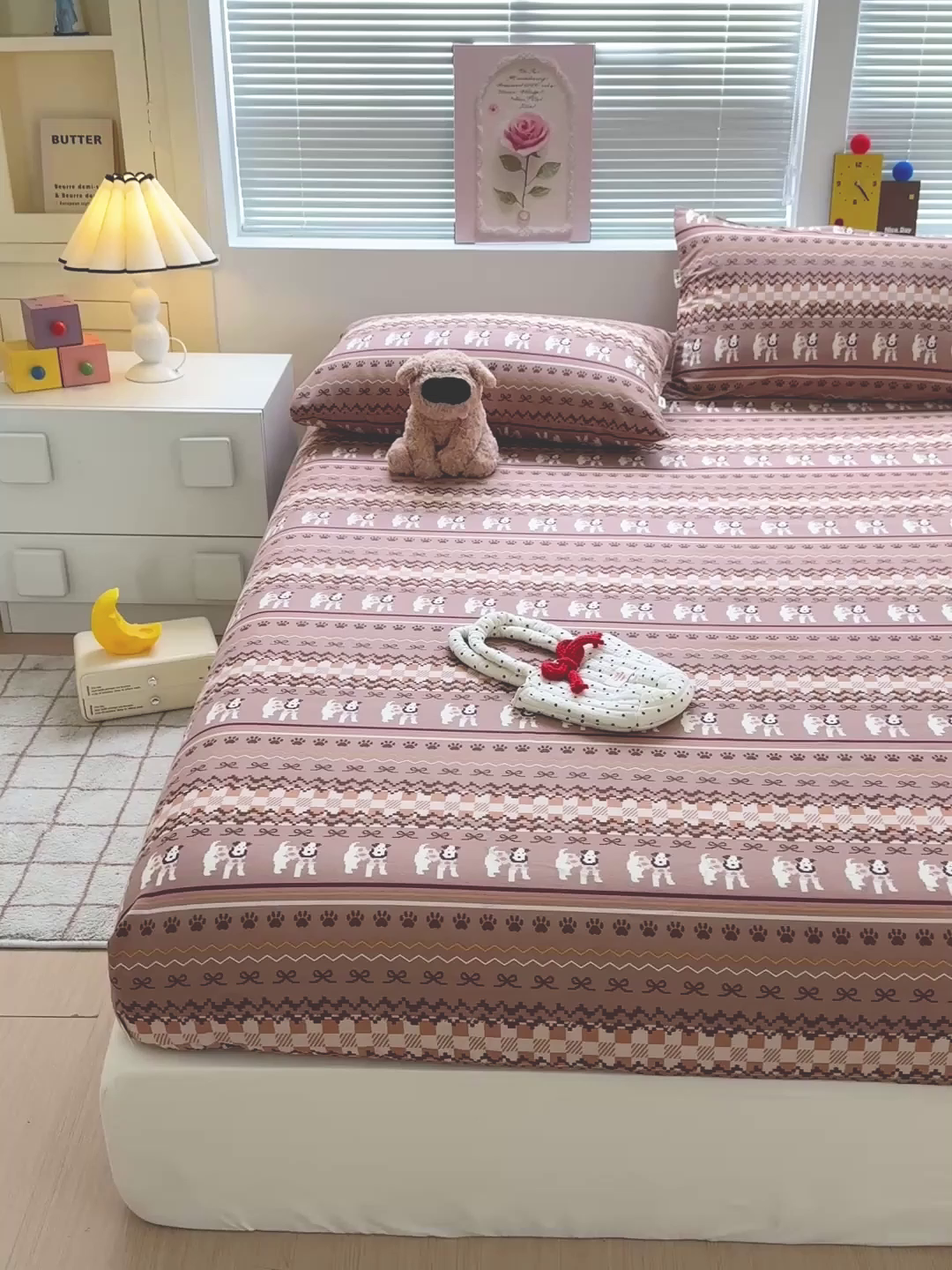 91家纺网 家纺一手货源 找家纺 名兮家居 2025新款亲肤舒适全棉纯棉磨毛印花床笠单床笠单品床笠单件床笠 蝴蝶结小狗-咖