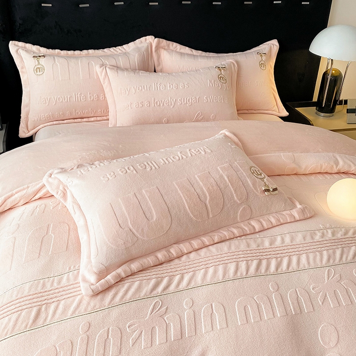 91家纺网 家纺一手货源 找家纺 居易简 2025新款法式轻奢全消光牛奶绒雕花打裥刺绣贴布绣MIU四件套-缪斯（带包装） 缪斯-宁静粉