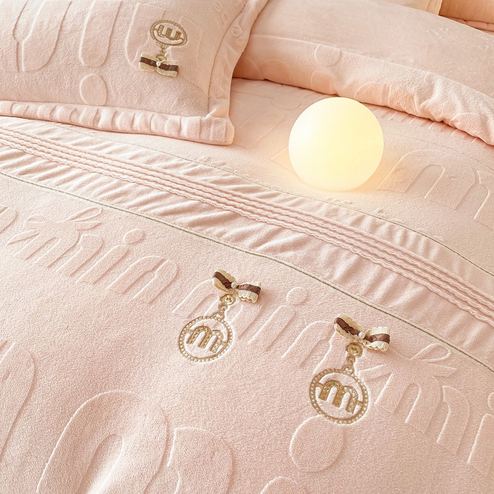 91家纺网 家纺一手货源 找家纺 居易简 2025新款法式轻奢全消光牛奶绒雕花打裥刺绣贴布绣MIU四件套-缪斯（带包装） 缪斯-宁静粉