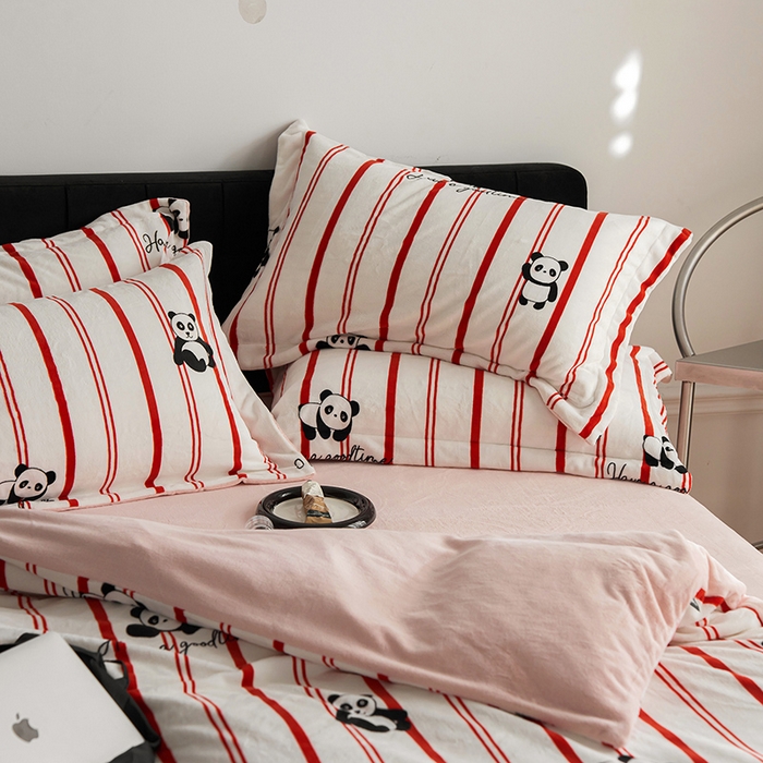 91家纺网 家纺一手货源 找家纺 （总）千朵森 2025新款网红印花牛奶绒四件套-熊猫系列-风格二