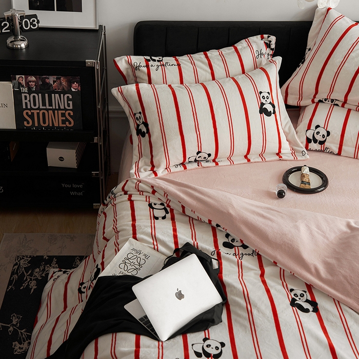 91家纺网 家纺一手货源 找家纺 （总）千朵森 2025新款网红印花牛奶绒四件套-熊猫系列-风格二