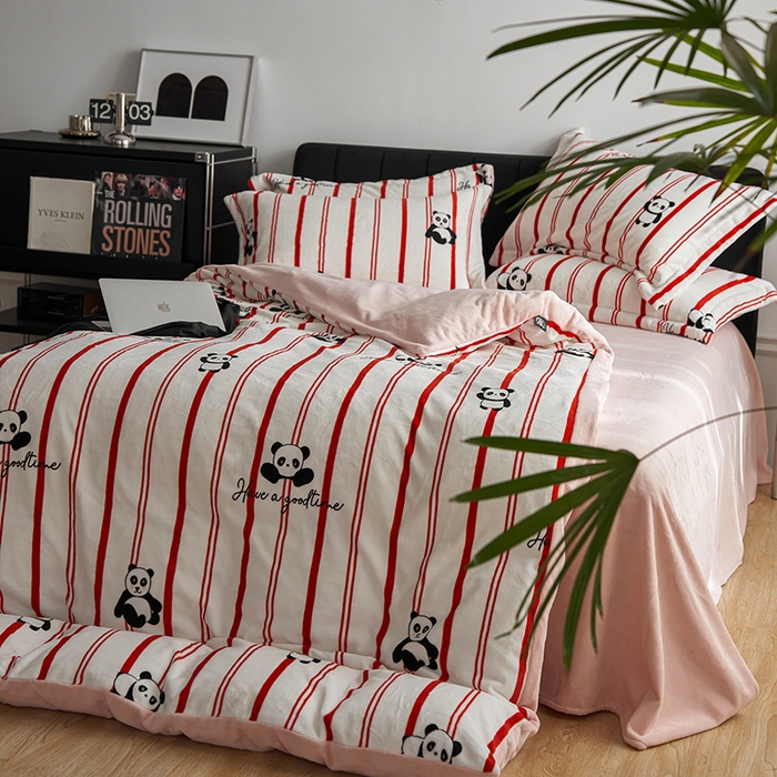 91家纺网 家纺一手货源 找家纺 （总）千朵森 2025新款网红印花牛奶绒四件套-熊猫系列-风格二