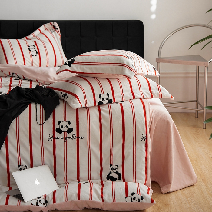 91家纺网 家纺一手货源 找家纺 （总）千朵森 2025新款网红印花牛奶绒四件套-熊猫系列-风格二