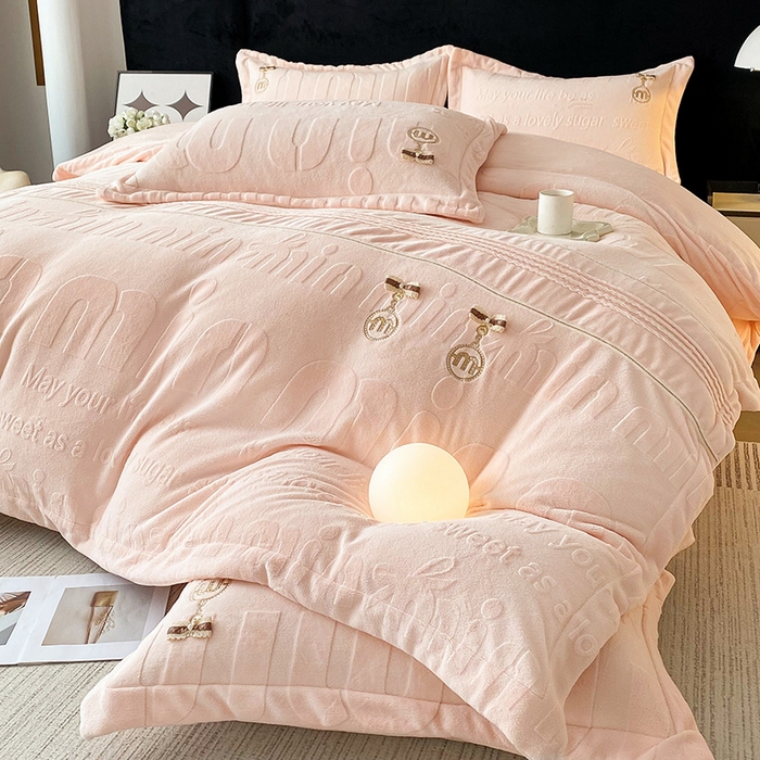 91家纺网 家纺一手货源 找家纺 居易简 2025新款法式轻奢全消光牛奶绒雕花打裥刺绣贴布绣MIU四件套-缪斯（带包装） 缪斯-宁静粉