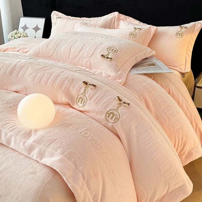 91家纺网 家纺一手货源 找家纺 居易简 2025新款法式轻奢全消光牛奶绒雕花打裥刺绣贴布绣MIU四件套-缪斯（带包装） 缪斯-宁静粉