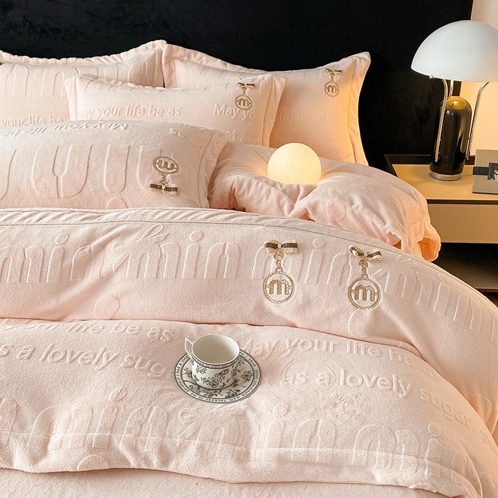 91家纺网 家纺一手货源 找家纺 居易简 2025新款法式轻奢全消光牛奶绒雕花打裥刺绣贴布绣MIU四件套-缪斯（带包装） 缪斯-宁静粉