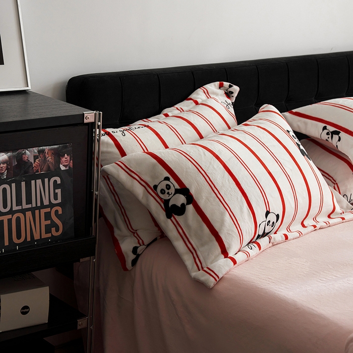 91家纺网 家纺一手货源 找家纺 千朵森 2025新款网红印花牛奶绒四件套-熊猫系列-风格二 熊猫-西雅图