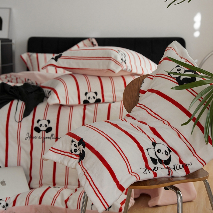 91家纺网 家纺一手货源 找家纺 千朵森 2025新款网红印花牛奶绒四件套-熊猫系列-风格二 熊猫-西雅图