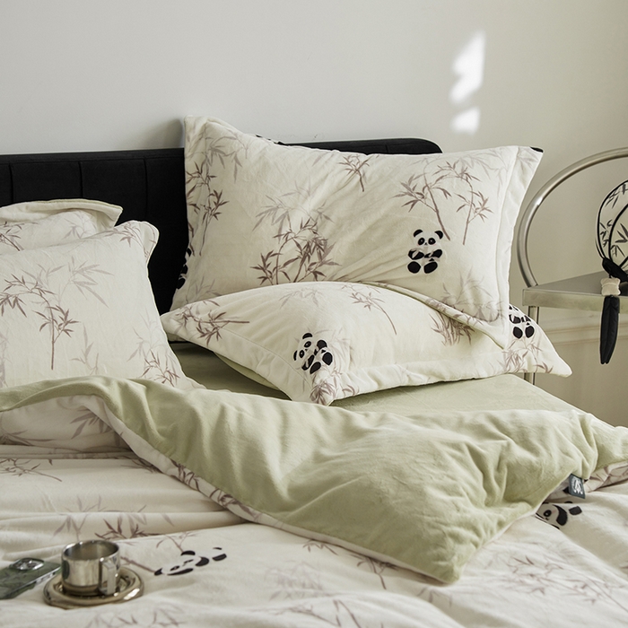 91家纺网 家纺一手货源 找家纺 千朵森 2025新款网红印花牛奶绒四件套-熊猫系列-风格二 熊猫-子初