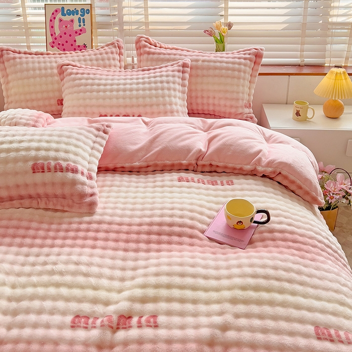 91家纺网 家纺一手货源 找家纺 （总）居易简 2025秋冬新款牛奶绒泡泡绒印花卡通花卉兔毛单被套