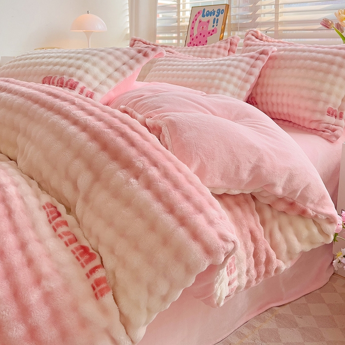 91家纺网 家纺一手货源 找家纺 （总）居易简 2025秋冬新款牛奶绒泡泡绒印花卡通花卉兔毛单被套