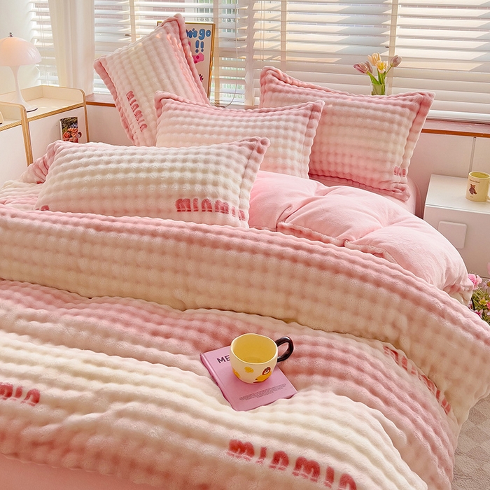 91家纺网 家纺一手货源 找家纺 （总）居易简 2025秋冬新款牛奶绒泡泡绒印花卡通花卉兔毛单被套