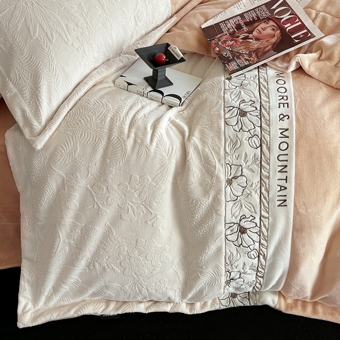 91家纺网 家纺一手货源 找家纺 居易简 2025新款法式轻奢全消光牛奶绒雕花拼接刺绣四件套-丛林猎豹（含无纺布包装） 丛林猎豹-摩卡棕