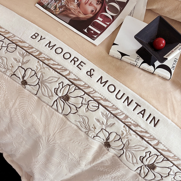 91家纺网 家纺一手货源 找家纺 居易简 2025新款法式轻奢全消光牛奶绒雕花拼接刺绣四件套-丛林猎豹（含无纺布包装） 丛林猎豹-摩卡棕