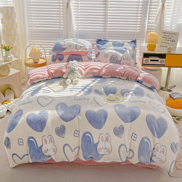 91家纺网 家纺一手货源 找家纺 居易简 2025秋冬新品立体雪花绒单被套牛奶绒法莱绒雕花绒兔毛卡通四件套学生季四件套 爱心兔