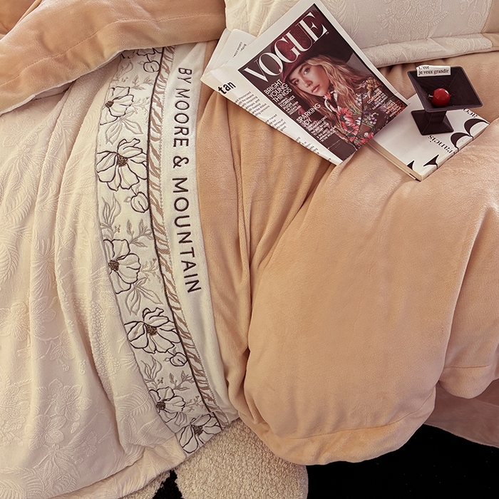 91家纺网 家纺一手货源 找家纺 居易简 2025新款法式轻奢全消光牛奶绒雕花拼接刺绣四件套-丛林猎豹（含无纺布包装） 丛林猎豹-摩卡棕