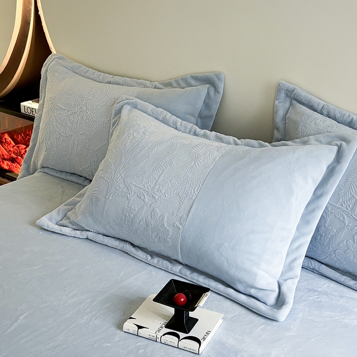 91家纺网 家纺一手货源 找家纺 居易简 2025新款法式轻奢全消光牛奶绒雕花拼接刺绣四件套-丛林猎豹（含无纺布包装） 丛林猎豹-慕斯蓝