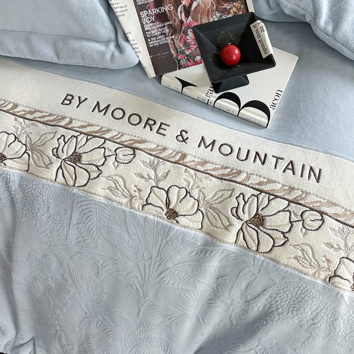 91家纺网 家纺一手货源 找家纺 居易简 2025新款法式轻奢全消光牛奶绒雕花拼接刺绣四件套-丛林猎豹（含无纺布包装） 丛林猎豹-慕斯蓝