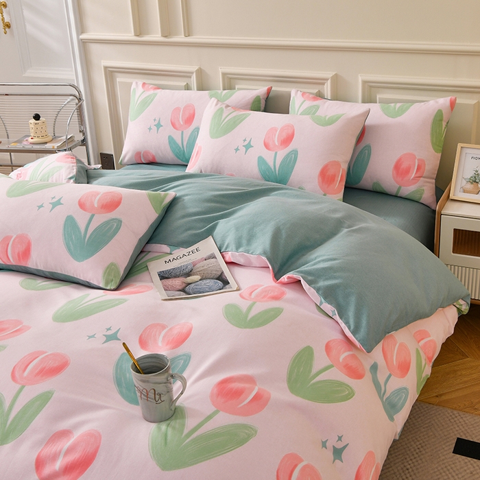 91家纺网 家纺一手货源 找家纺 宇彬家纺 2025直播热新款秋冬全棉精梳生态原棉印花加厚磨毛轻奢铂金单被套 兰黛（粉）