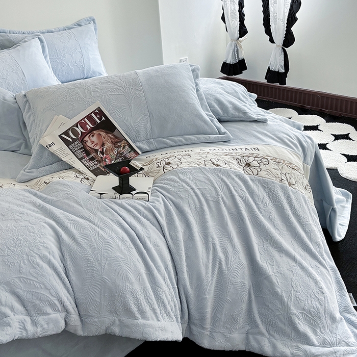 91家纺网 家纺一手货源 找家纺 居易简 2025新款法式轻奢全消光牛奶绒雕花拼接刺绣四件套-丛林猎豹（含无纺布包装） 丛林猎豹-慕斯蓝