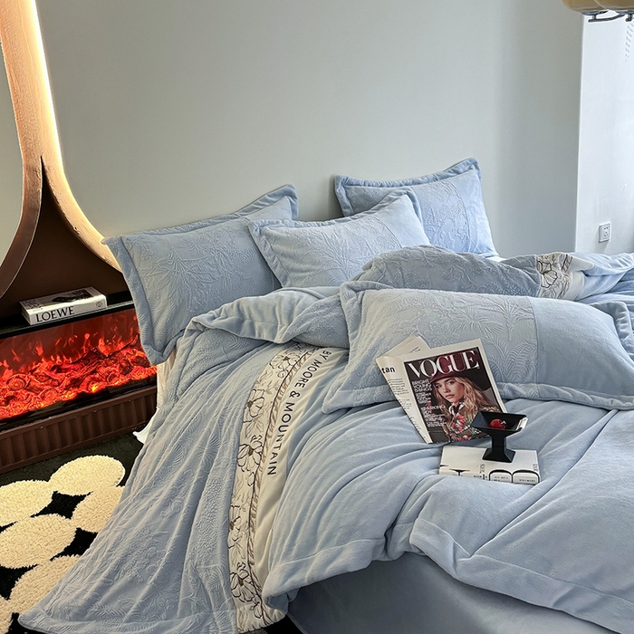 91家纺网 家纺一手货源 找家纺 居易简 2025新款法式轻奢全消光牛奶绒雕花拼接刺绣四件套-丛林猎豹（含无纺布包装） 丛林猎豹-慕斯蓝