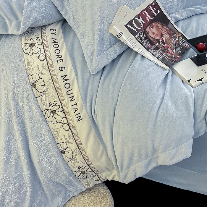 91家纺网 家纺一手货源 找家纺 居易简 2025新款法式轻奢全消光牛奶绒雕花拼接刺绣四件套-丛林猎豹（含无纺布包装） 丛林猎豹-慕斯蓝